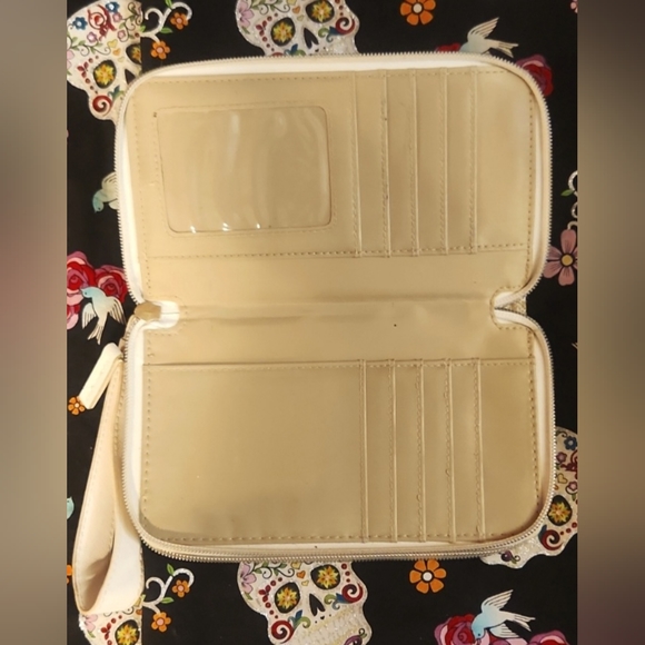 Snowflake Wristlet - Picture 2 of 3